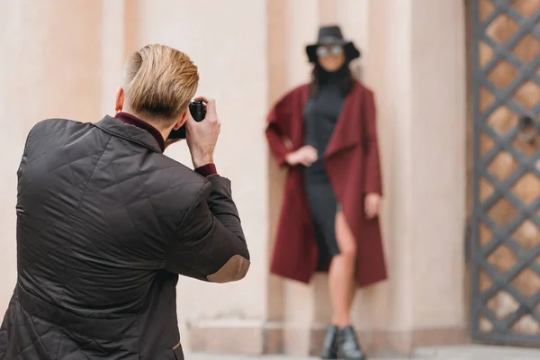 Man taking photo of girlfriend — Stock Photo, Image