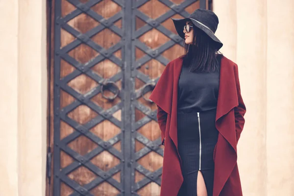 Mujer joven con ropa elegante —  Fotos de Stock