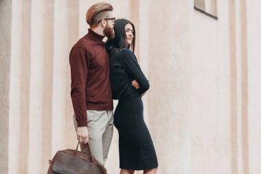 Genç şık bir çift.