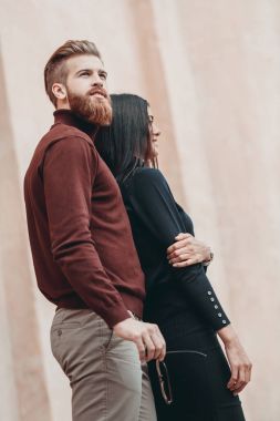 Genç şık bir çift.