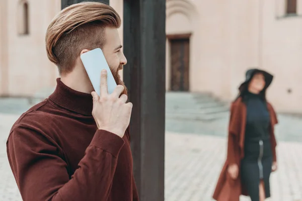 Man talking by phone — Stock Photo, Image