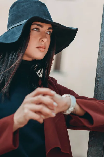 Woman looking at watch — Stock Photo, Image