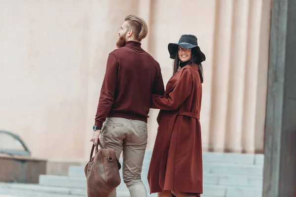 Casal andando ao ar livre — Fotografia de Stock