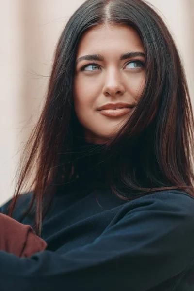 Joven mujer sonriente — Foto de Stock