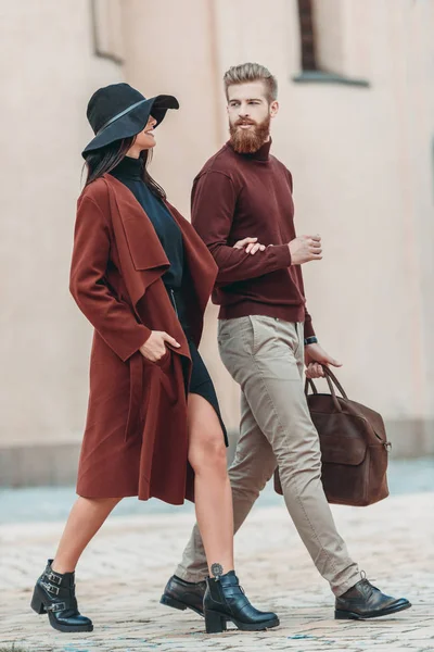 Couple marchant à l'extérieur — Photo