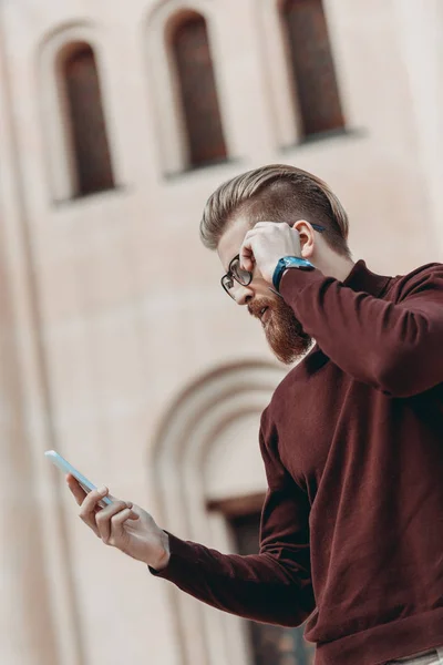 Homem usando smartphone — Fotografia de Stock