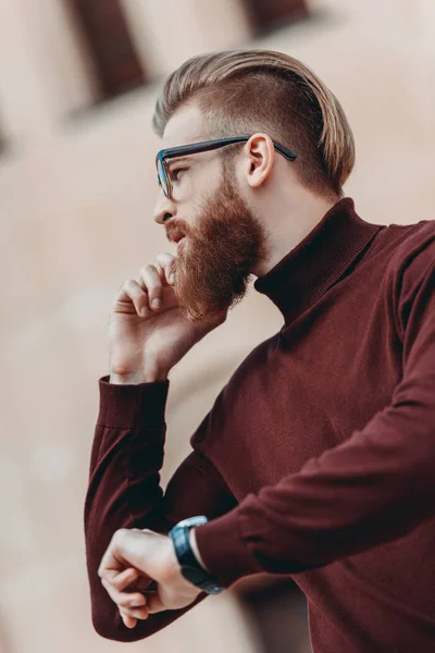 Man talking by phone — Free Stock Photo