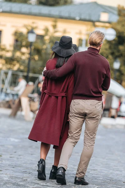 Couple walking outdoors — Stock Photo, Image