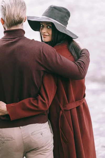 Couple walking outdoors — Stock Photo, Image