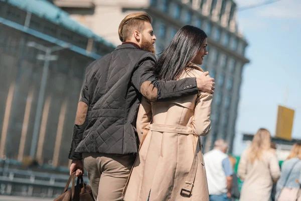 Couple walking outdoors — Stock Photo, Image