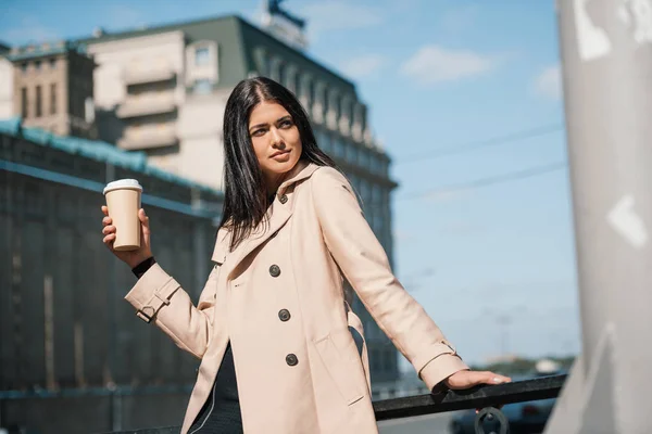 Vrouw met koffie te gaan — Stockfoto