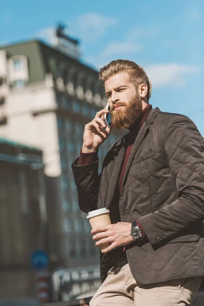 Uomo che parla per telefono — Foto Stock