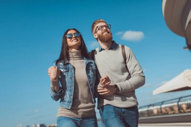 sahip açık havada yürümek çift