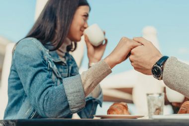 Çift oturma açık havada içinde kafe