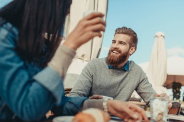 Çift oturma açık havada içinde kafe