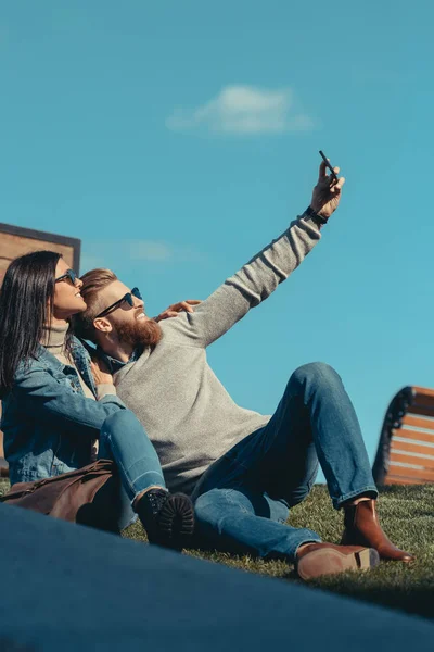 Pareja tomando selfie —  Fotos de Stock