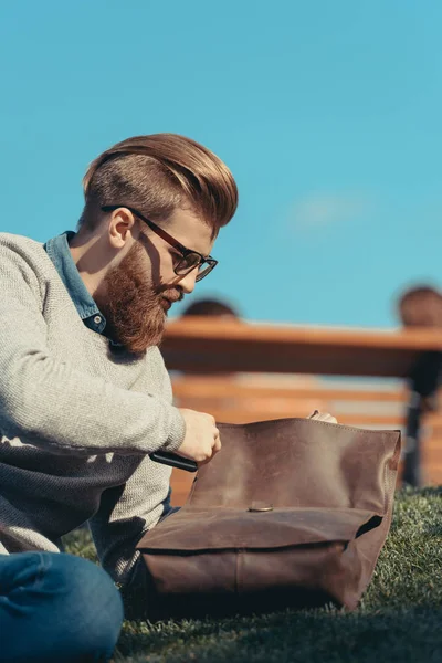 Giovane uomo con borsa in pelle — Foto stock gratuita