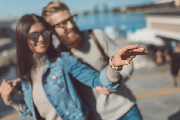 Sahip açık havada yürümek çift — Stok fotoğraf