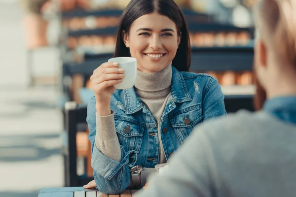 Žena pití kávy s přítelem — Stock fotografie