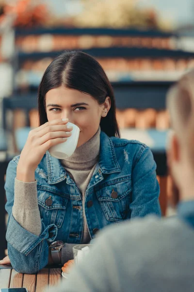 Žena pití kávy s přítelem — Stock fotografie