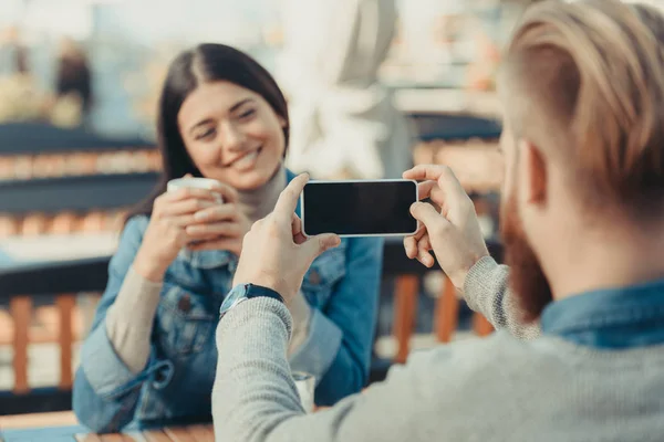 Homem tirando foto de namorada no café — Fotografia de Stock