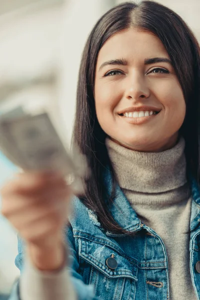Vrouw betaalt met contant geld — Stockfoto