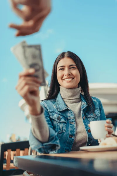 Woman paying with cash — Stock Photo, Image
