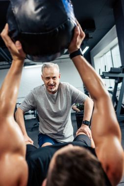 sporcu sağlık topu ile eğitim