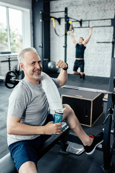 Senior sportsman in gym — Stock Photo, Image