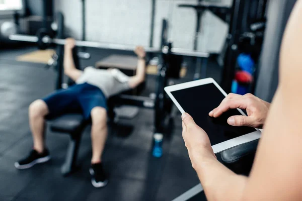 Tränare med digital tablet — Stockfoto