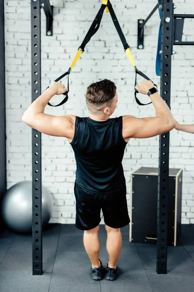 Entrenamiento de deportista con trx — Foto de Stock