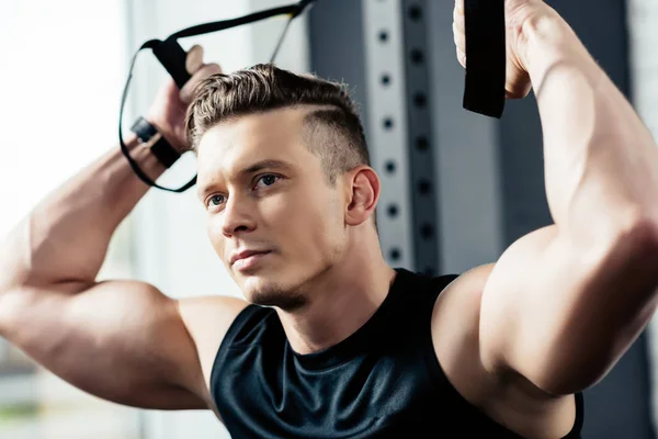 Sportman trainen met trx — Stockfoto