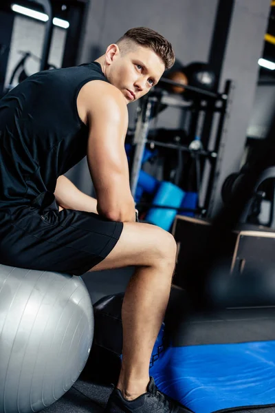 Fitness topu üzerinde oturan sporcu — Ücretsiz Stok Fotoğraf