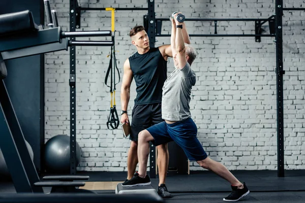 sporcu lunges eğitmen ile yapıyor