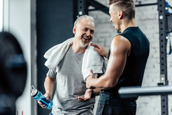 Sportsman shaking hands with trainer — Stock Photo, Image
