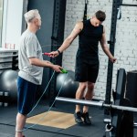 Entrenamiento de deportistas con cuerda para saltar