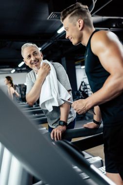 koşu bandı üzerinde eğitim sporcular
