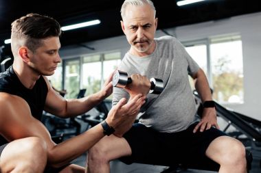 dumbbell ile üst düzey sporcu