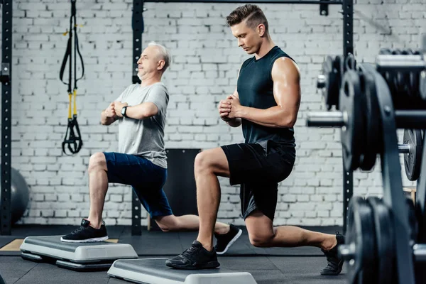 Desportista sênior fazendo lunges — Fotografia de Stock