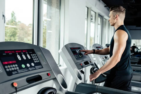 Entrenamiento de deportista en cinta de correr — Foto de Stock