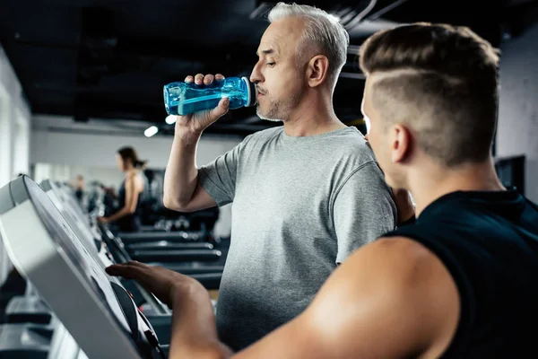 Treinamento de desportista sênior em esteira — Fotografia de Stock