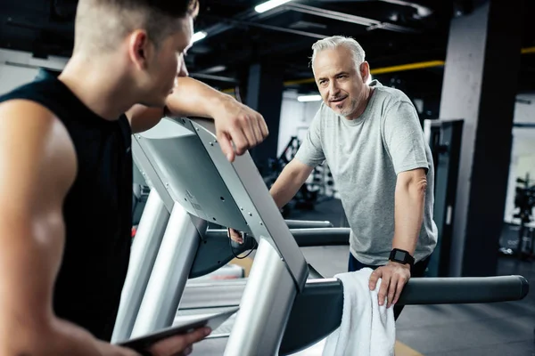 Senior sportsman kör på löpband — Stockfoto