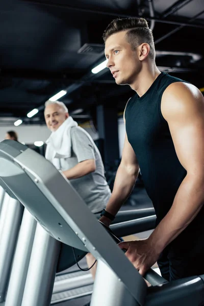 Entrenamiento de deportista en cinta de correr — Foto de stock gratuita