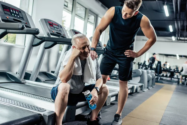 Deportista senior descansando después del entrenamiento — Foto de stock gratuita