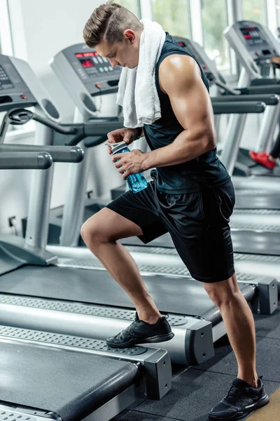 Deportista descansando después de correr — Foto de Stock