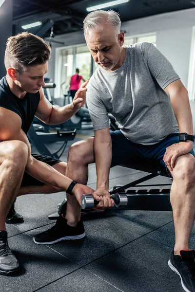 dumbbell ile üst düzey sporcu