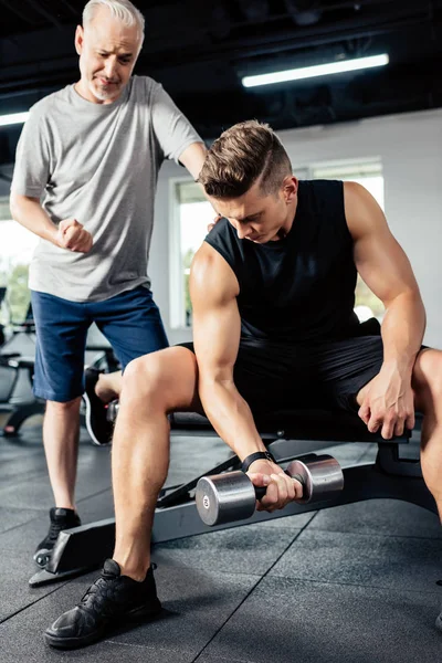 Entraînement sportif avec haltère — Photo