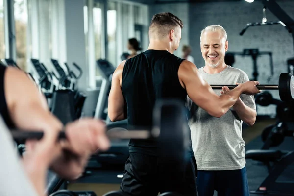 Deportista senior con barra — Foto de Stock