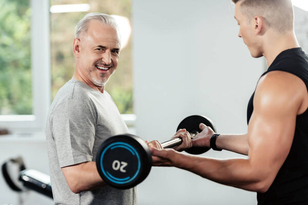 старший спортсмен с штангой
 