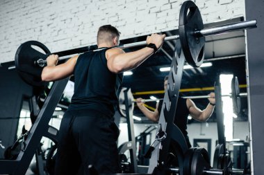 Sporcu kaldırma halter